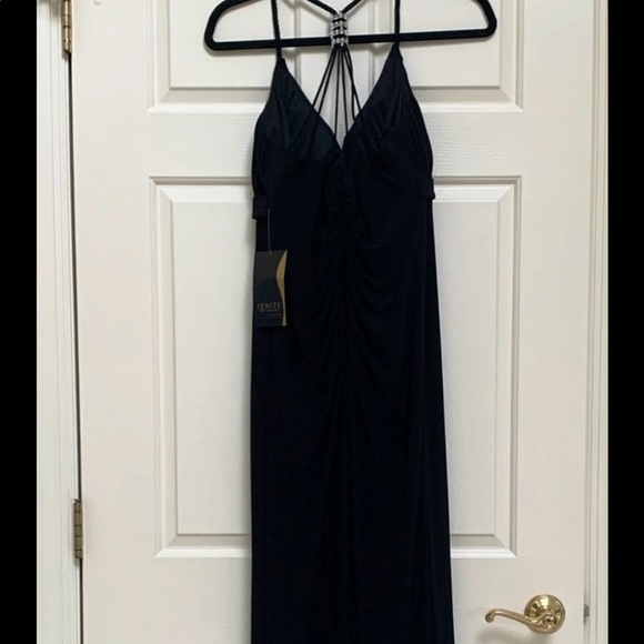 Black gown - Picture 6 of 8